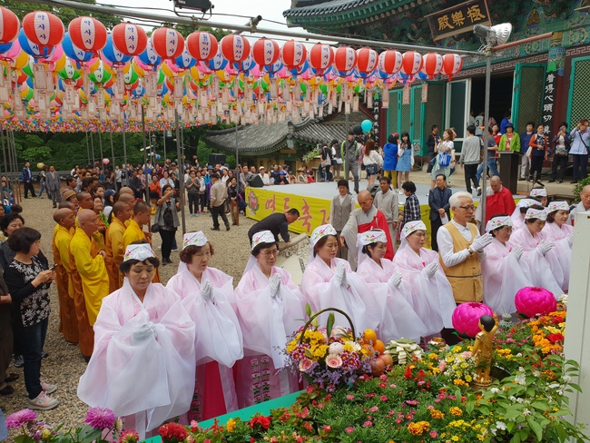 Partake in the Vesak Ceremony at Yonggungsa Cham Joeun Uri Temples